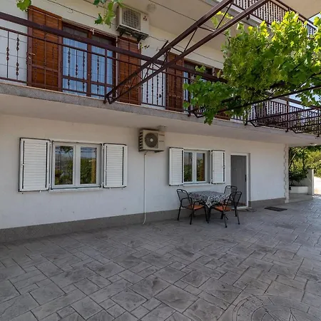Nedjeljko Apartment *